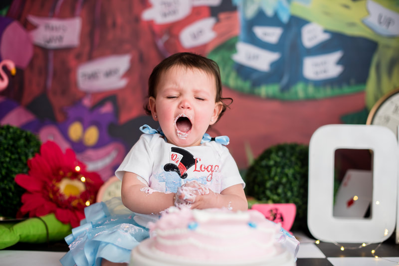 Baby crying in cake smash session